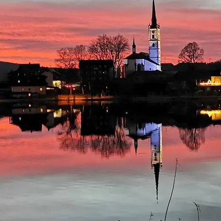 S Terasou A Vyhledem Na Jezero Lipno *